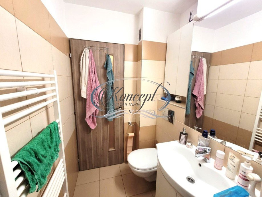 Apartament la etaj intermediar